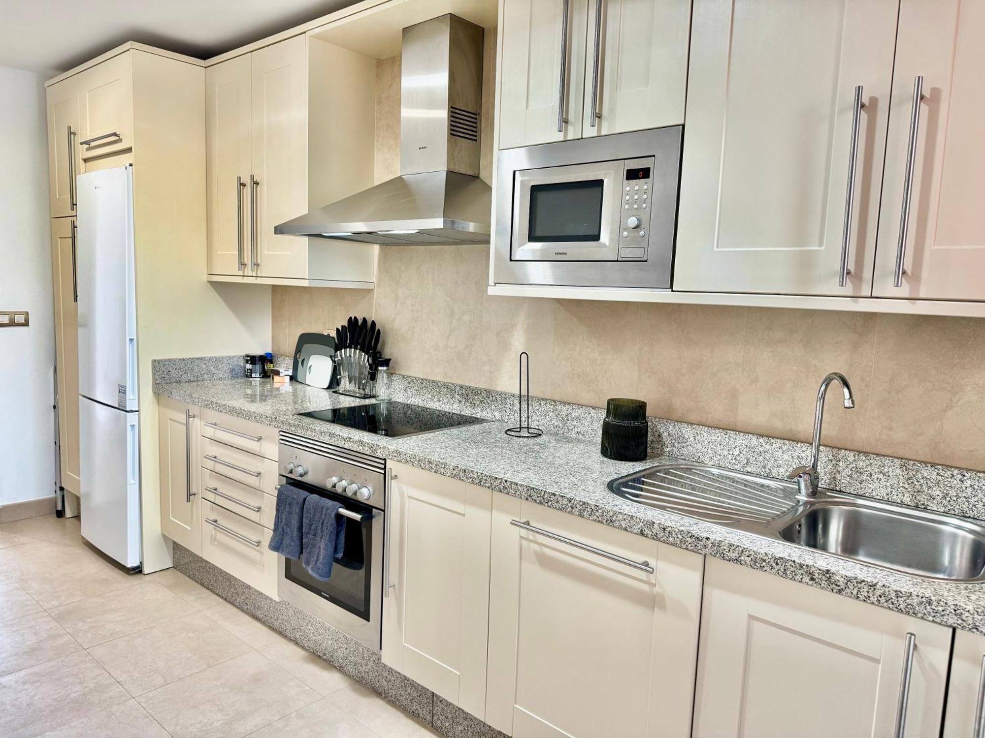 Piso De Lujo Totalmente Equipado A Estrenar Para 6 Estepona Exterior photo